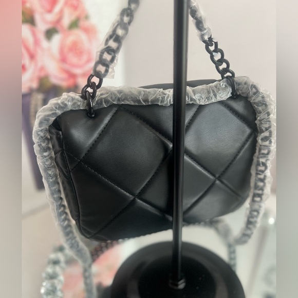 Gilda Paris NWT Black Vegan Leather Quilted  Chain Link Strap Bag - Picture 6 of 12